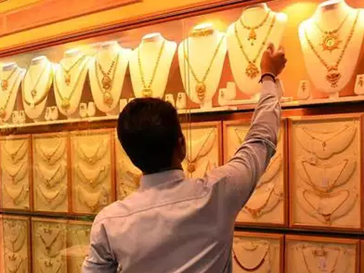 స్థిరంగా బంగారం… ఎగిసిపడ్డ వెండి ధరలు