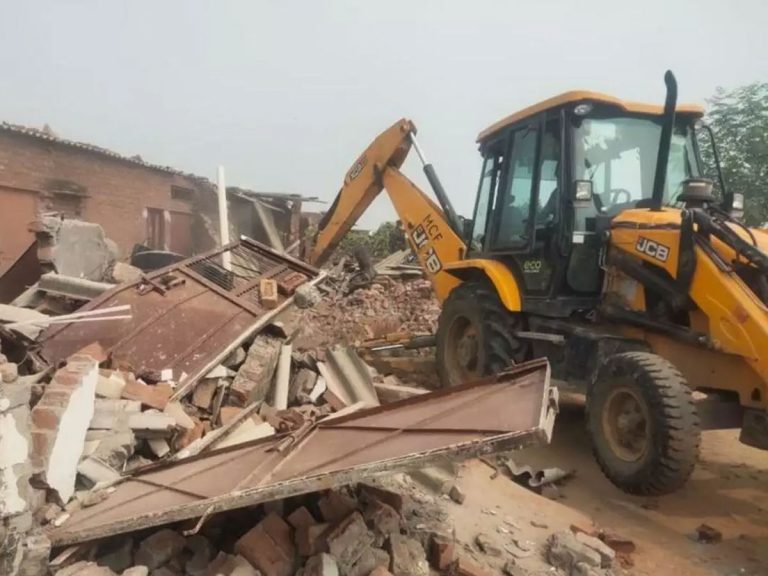 రాజేంద్రనగర్ నిర్మాణాలను కూల్చి వేస్తున్న రెవెన్యూ అధికారులు…