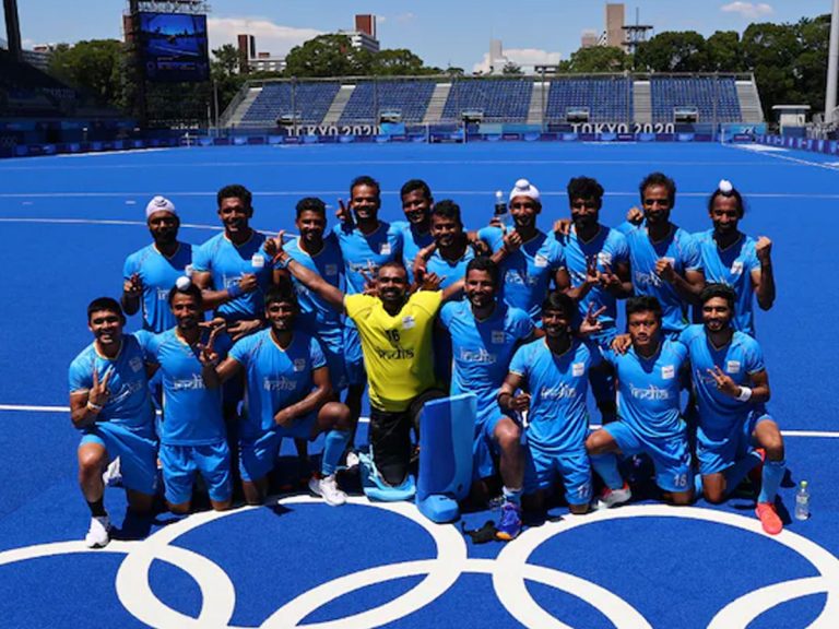 హాకీ ప్లేయర్స్‌కు పోటాపోటీగా నగదు ప్రకటన….