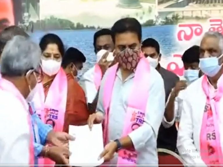 80 కుటుంబాలకు టీఆర్ఎస్‌ అండా.. చెక్కులు అందచేసిన కేటీఆర్