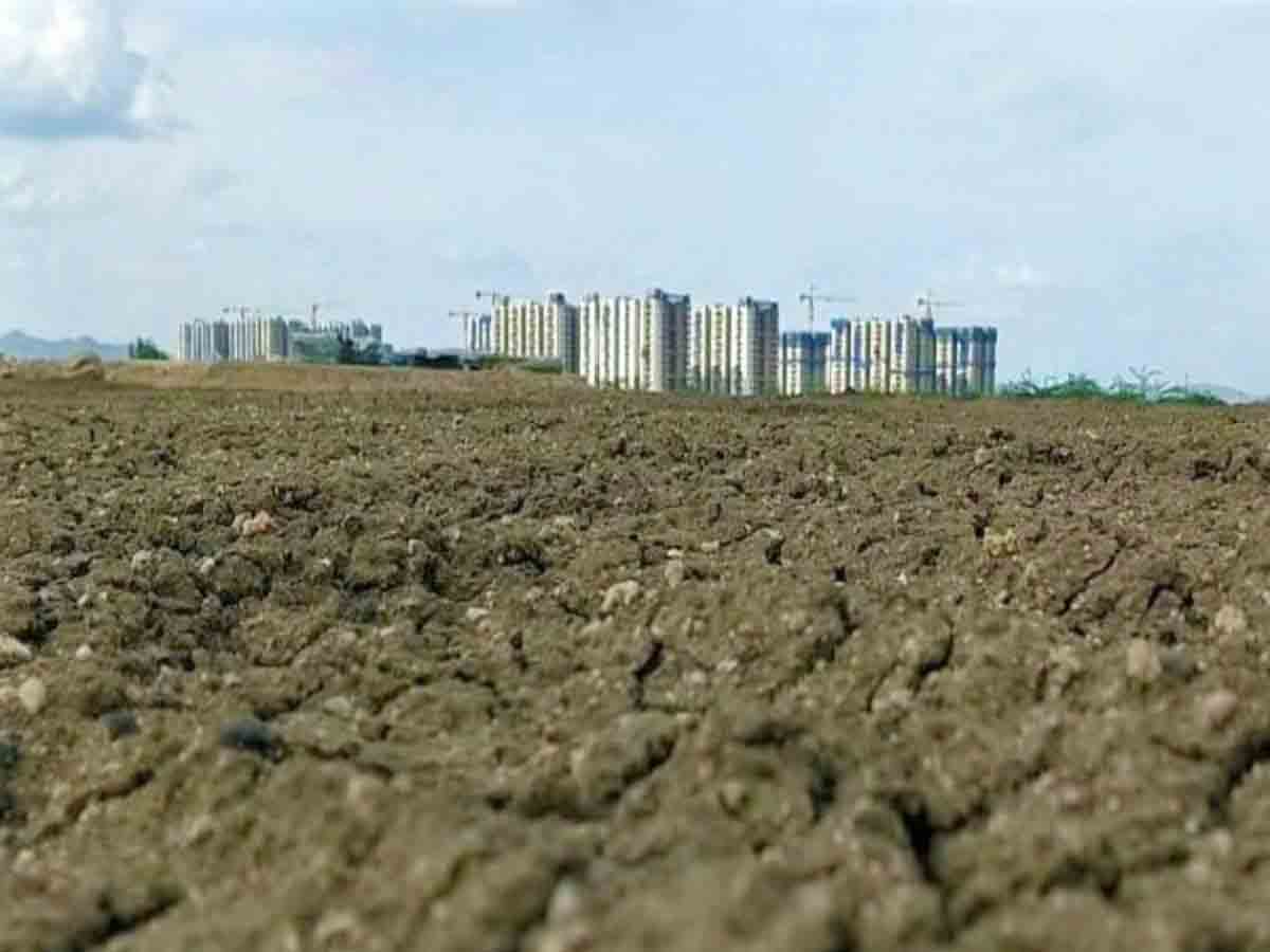 భూమిని లాగేసుకున్నారని.. జాయింట్ కలెక్టర్ కాళ్లపై పడ్డ రైతులు