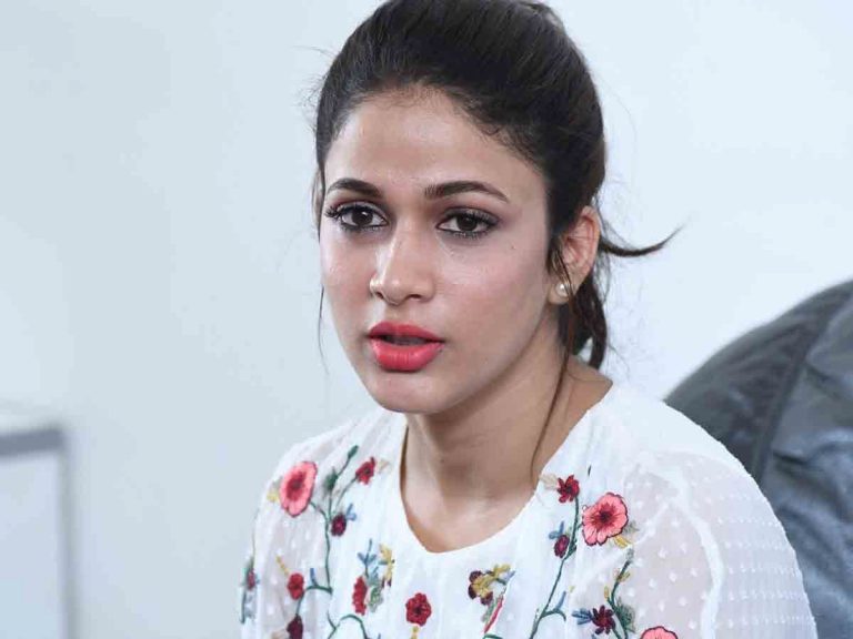 అవి చూస్తే.. తెలియకుండానే భయపడుతున్నా: లావణ్య త్రిపాఠి