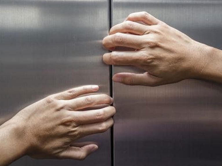 అగ్ని ప్రమాదంలో ఇరుకున్నామని పోలీసులకు ఫోన్.. కానీ..?