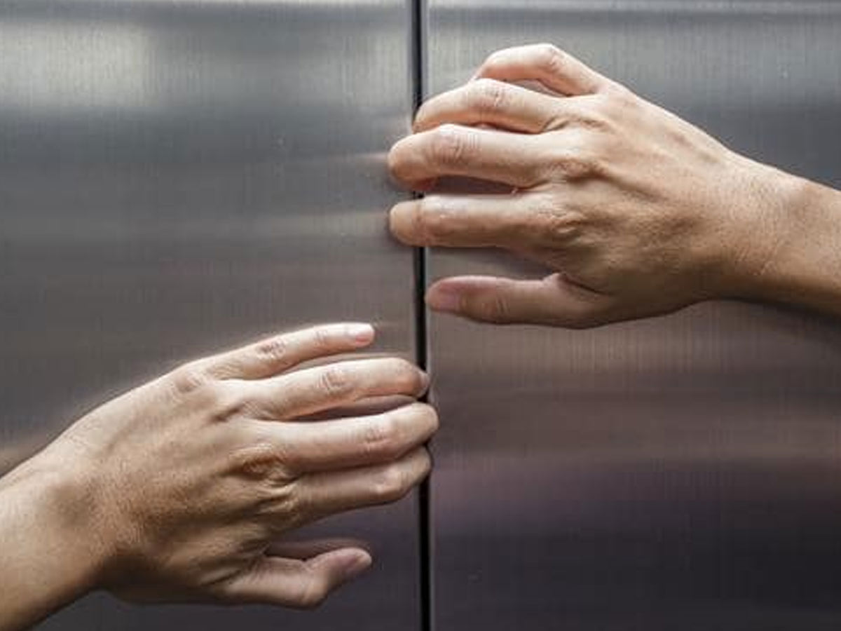 అగ్ని ప్రమాదంలో ఇరుకున్నామని పోలీసులకు ఫోన్.. కానీ..?