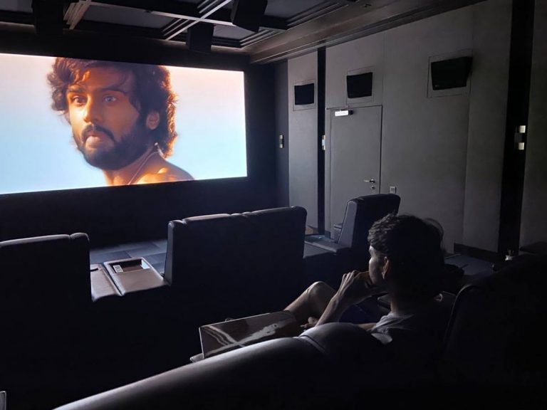 ‘శ్రీదేవి సోడా సెంటర్’ వీక్షిస్తున్న మహేష్ బాబు