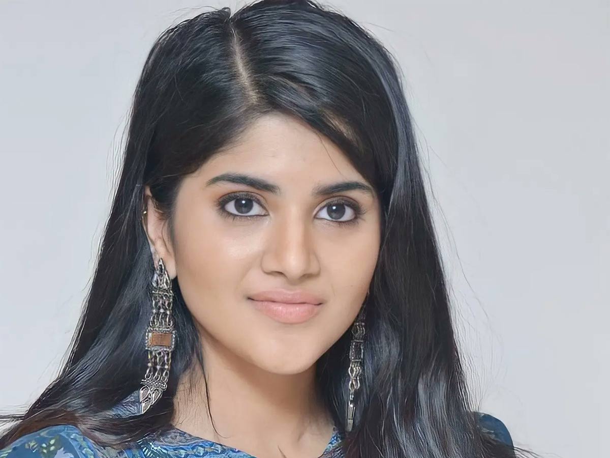 మేఘా ఆకాష్ క్యూట్ అందాలు