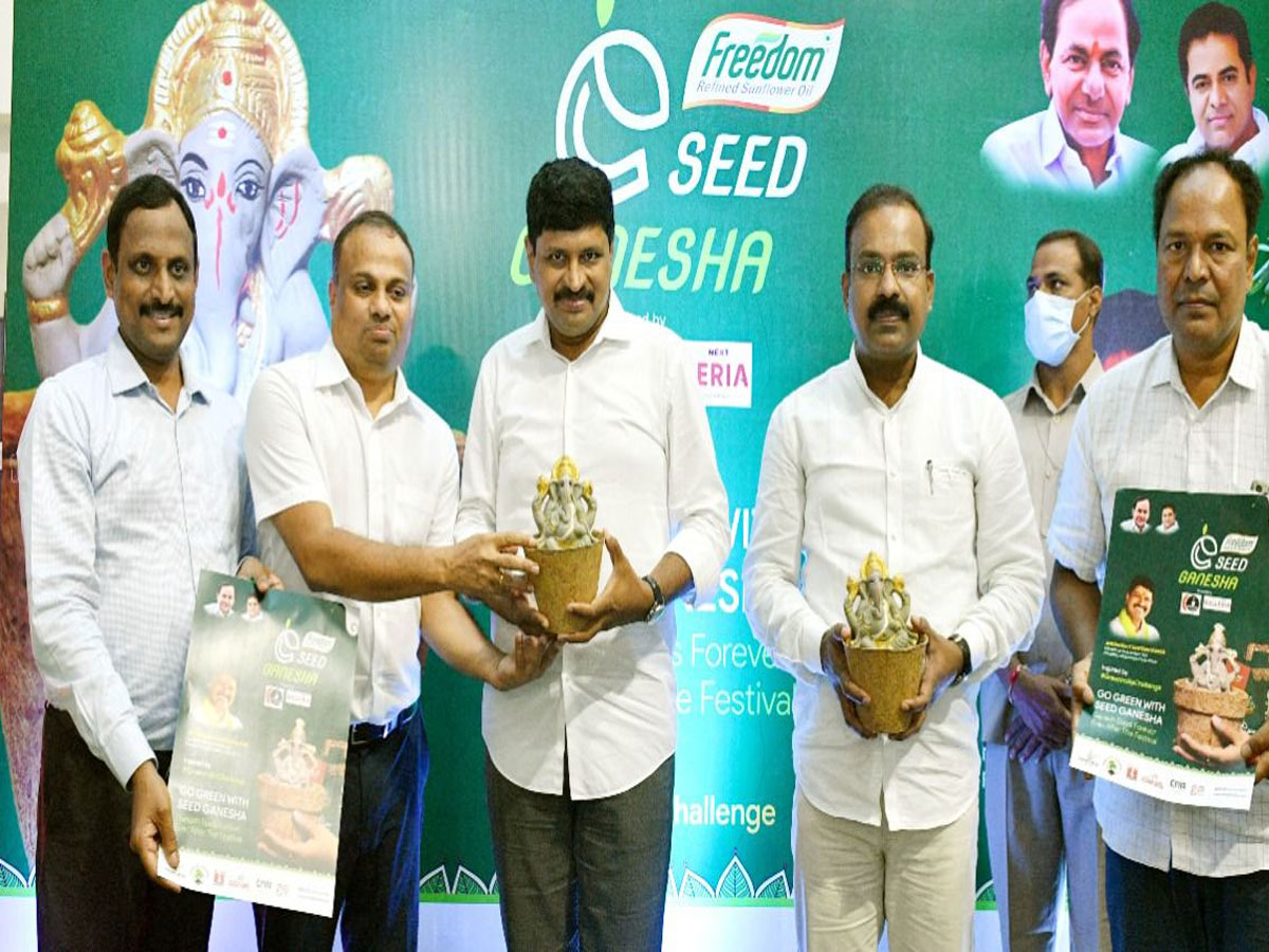 గ్రీన్ ఇండియా ఛాలెంజ్ :  సీడ్ గణపతులను పంపిణీ చేసిన ఎంపీ సంతోష్