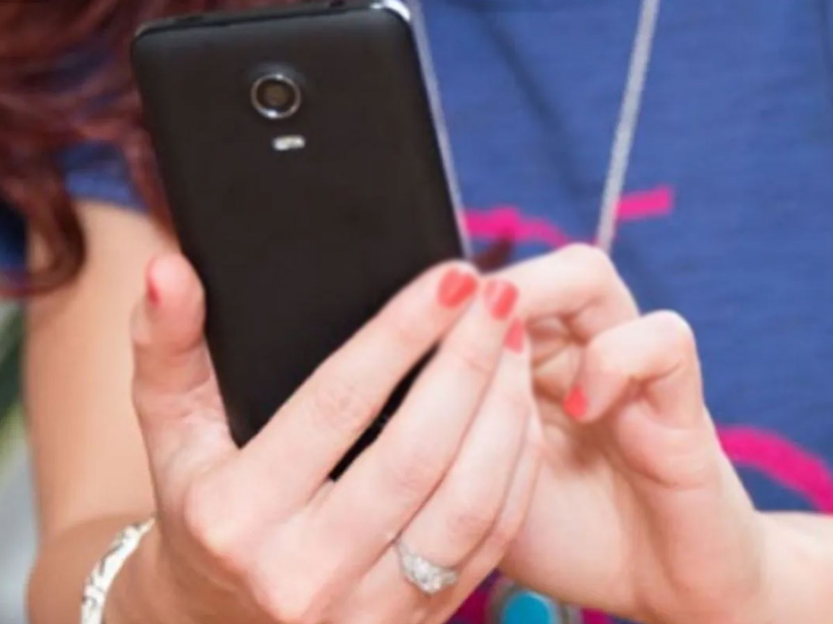 పార్టీ మారాలని ఒత్తిడి.. అసభ్య పదజాలంతో పోస్టింగులు!