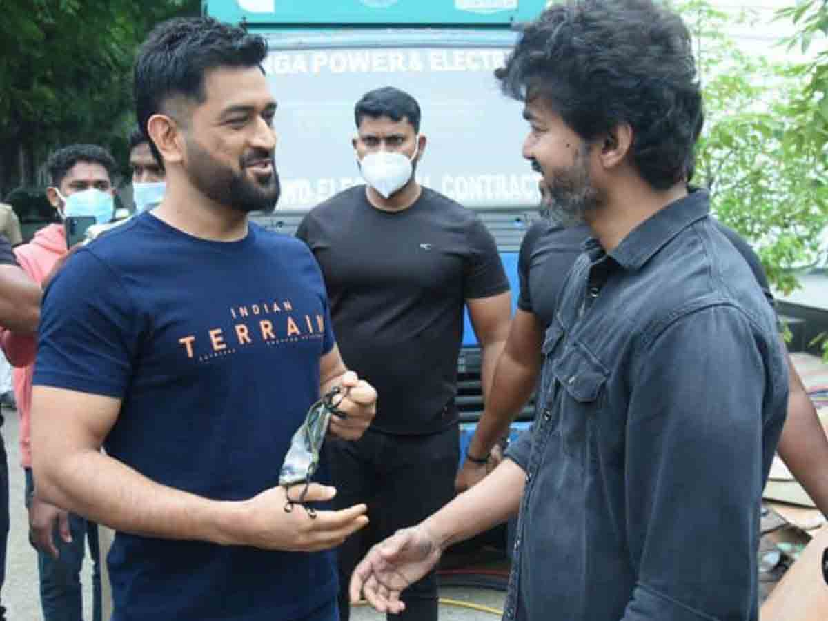 విజయ్‌ని కలిసిన ధోని