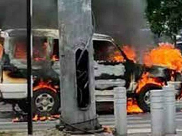 పోలీస్ ఎస్కార్ట్ వాహనంలో ఎగసిపడ్డ మంటలు