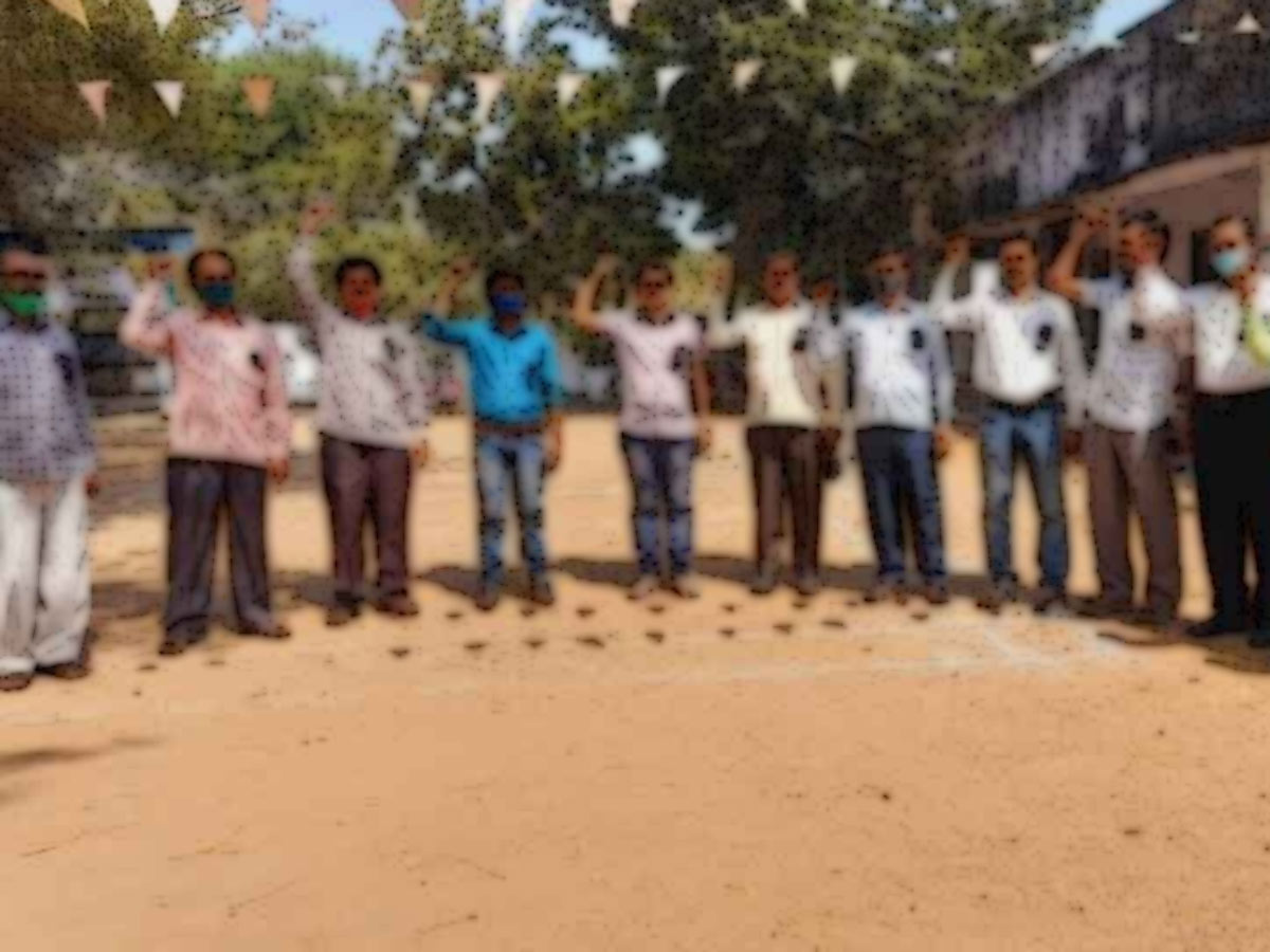 దళిత బందు లబ్ధిదారుల ఎంపికలో అనహార్హులు.. ప్రజల ఆందోళన