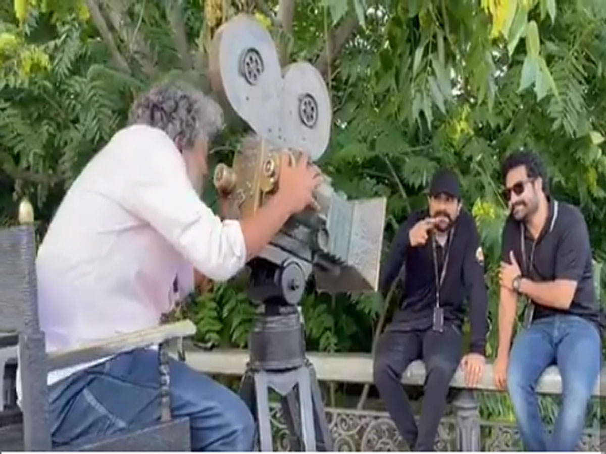 ‘ఆర్ఆర్ఆర్’ సెట్స్ లో ఎన్టీఆర్, చరణ్, రాజమౌళి చిల్లింగ్!