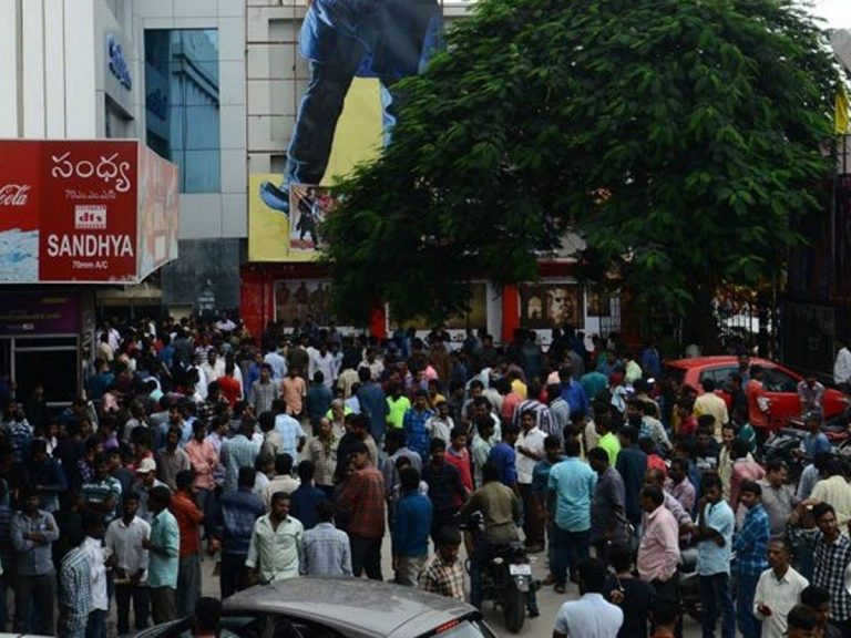 వీకెండ్‌లో థియేటర్ల వద్ద పెరుగుతున్న సందడి