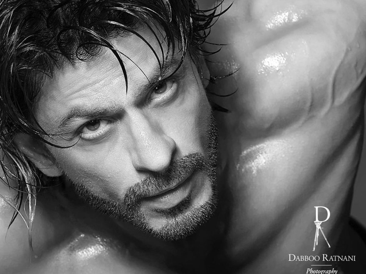 ‘పఠాన్’గా రాబోయే ముందే… కింగ్ ఖాన్ కండల ప్రదర్శన మొదలెట్టాడా?