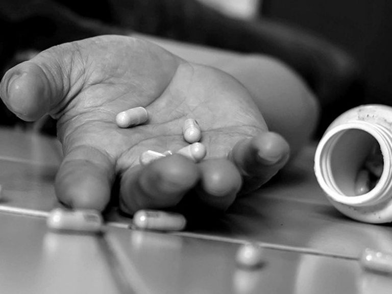 Kamareddy: తోటి విద్యార్థినిల వేధింపులు.. ఇద్దరు విద్యార్థినిలు ఆత్మహత్యాయత్నం