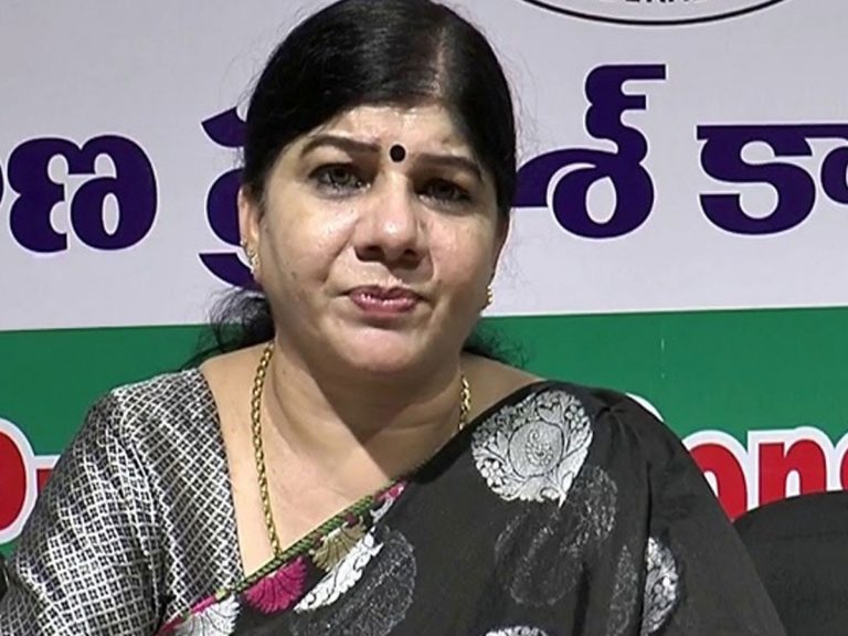 మంత్రి సబితకు కాంగ్రెస్ నాయకురాలు వినతిపత్రం…