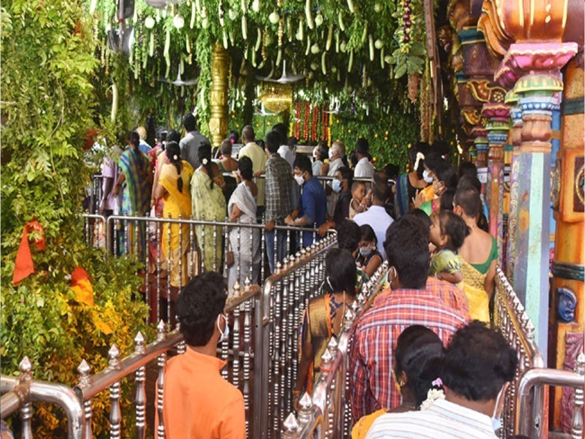 ఇంద్రకీలాద్రికి పోటెత్తిన భక్తులు