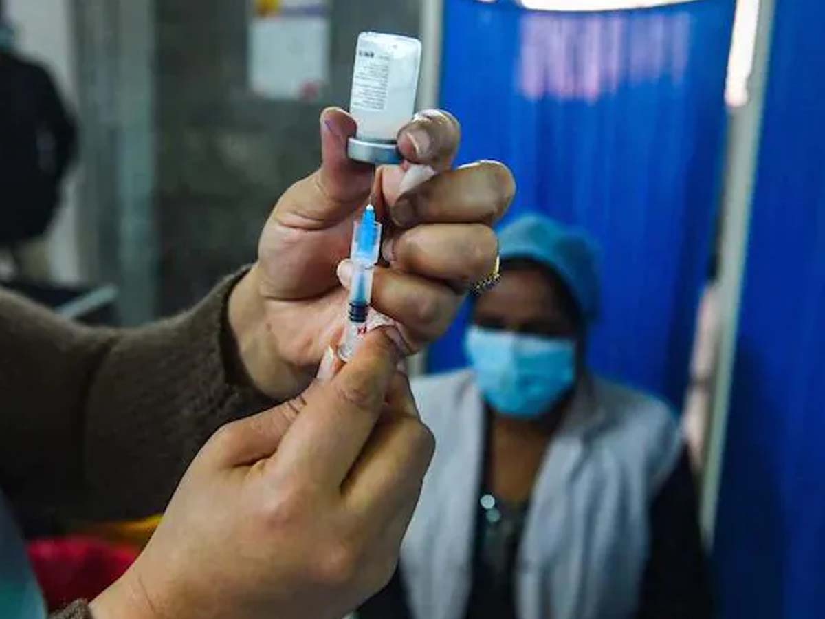 నిర్ల‌క్ష్యం:  ఆ వృద్ధురాలికి అర‌గంట‌లో రెండు డోసులు…