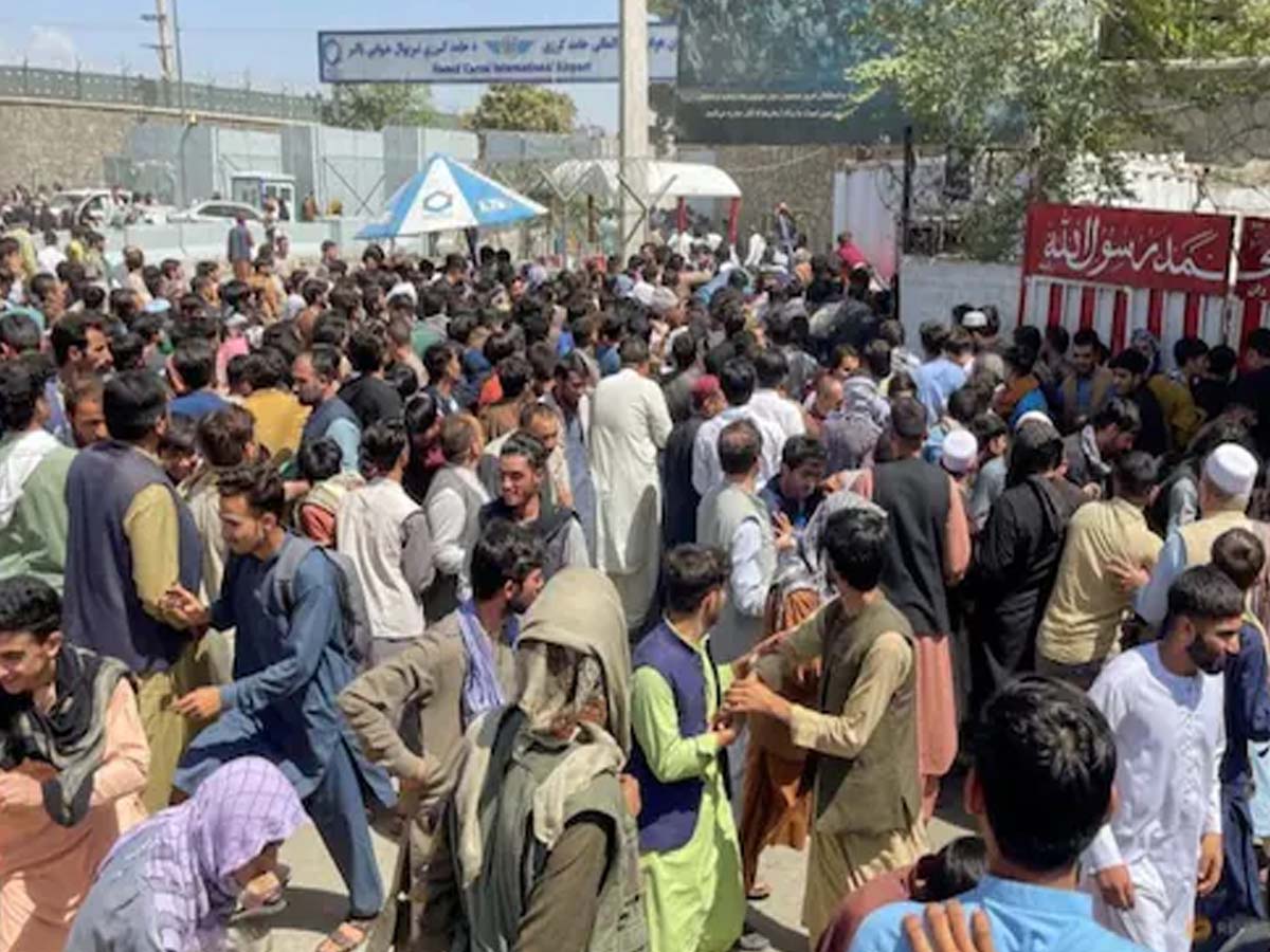 ఆఫ్ఘ‌న్ స‌రిహ‌ద్దులు దాటేందుకు… ప్ర‌జ‌లు ఏం చేశారంటే…!!