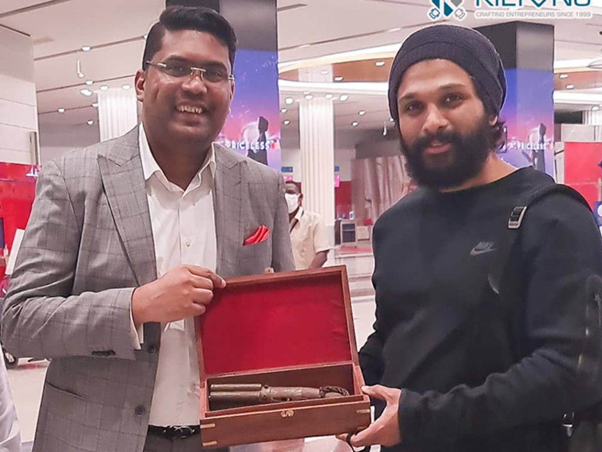 బన్నీకి సర్ప్రైజ్… 160 ఏళ్ల పురాతన బహుమతి