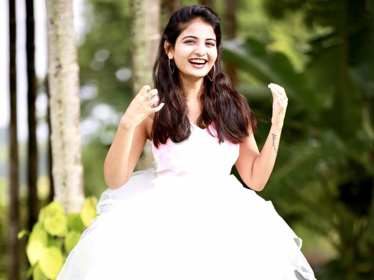 గతంలోకి తీసుకెళ్తా… “వకీల్ సాబ్” బ్యూటీ పిక్స్