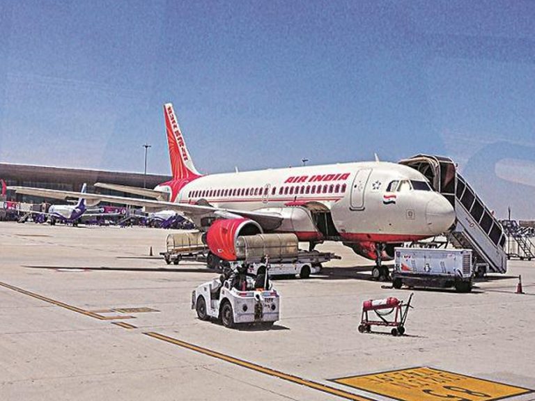 విమానంలో చీమ‌లు…హాలీవుడ్ సినిమాను త‌ల‌పించిన సీన్‌…