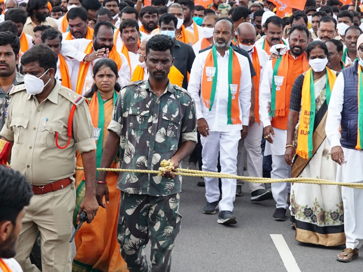 కేసీఆర్ చరిత్రను కనుమరుగు చేస్తున్నారు.. ఎప్పటికీ బీజేపీ-టీఆర్‌ఎస్‌ ఒకటికావు..!