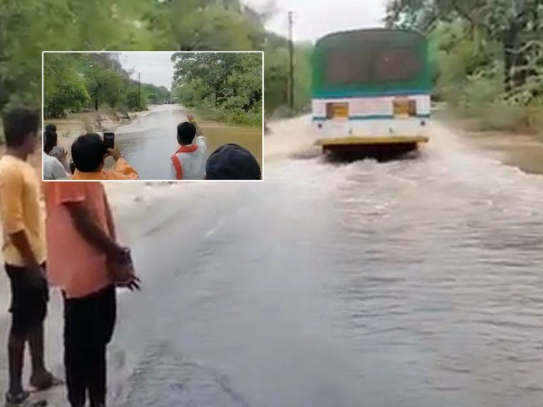 వరదలో కొట్టుకపోయిన ఆర్టీసీ బస్సు