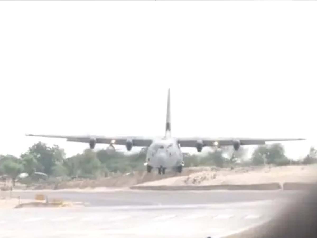 రాజ‌స్థాన్‌ హైవేపై ర‌క్ష‌ణశాఖ విమానం ఎమ‌ర్జెన్సీ ల్యాండింగ్… ఎందుకంటే…