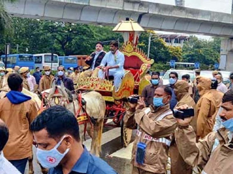 గుర్ర‌పు బండిపై అసెంబ్లీకి కాంగ్రెస్ నేత‌లు…