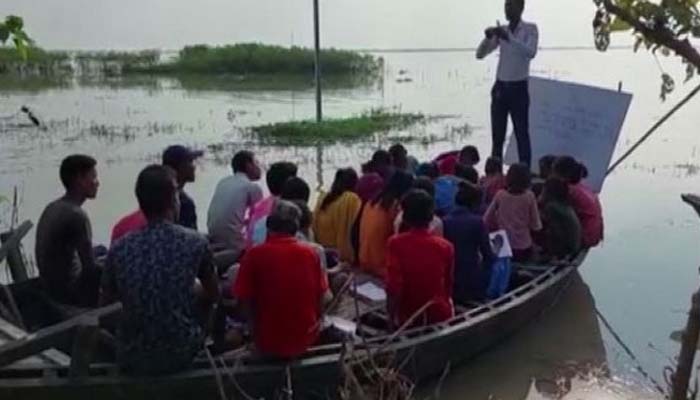 వ‌ర‌ద‌ల ఎఫెక్ట్‌: ప‌డ‌వ‌ల‌పైనే విద్యాబోధ‌న‌…