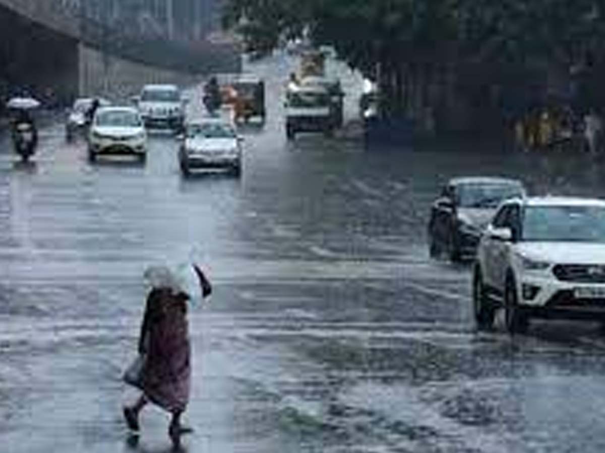 హైద‌రాబాద్‌లో భారీ వ‌ర్షం…పొంగిపొర్లుతున్న నాలాలు…