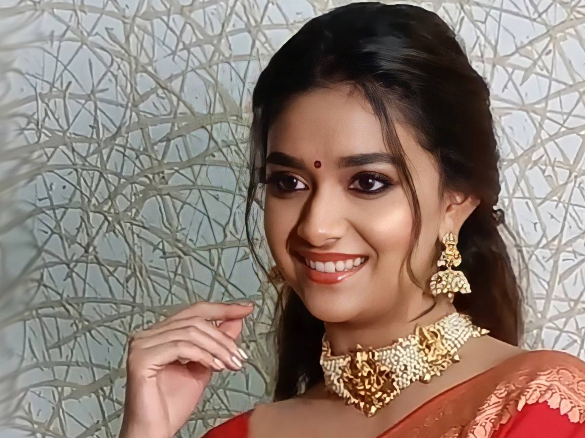 చీరలో కీర్తి… సొగసు చూడతరమా !