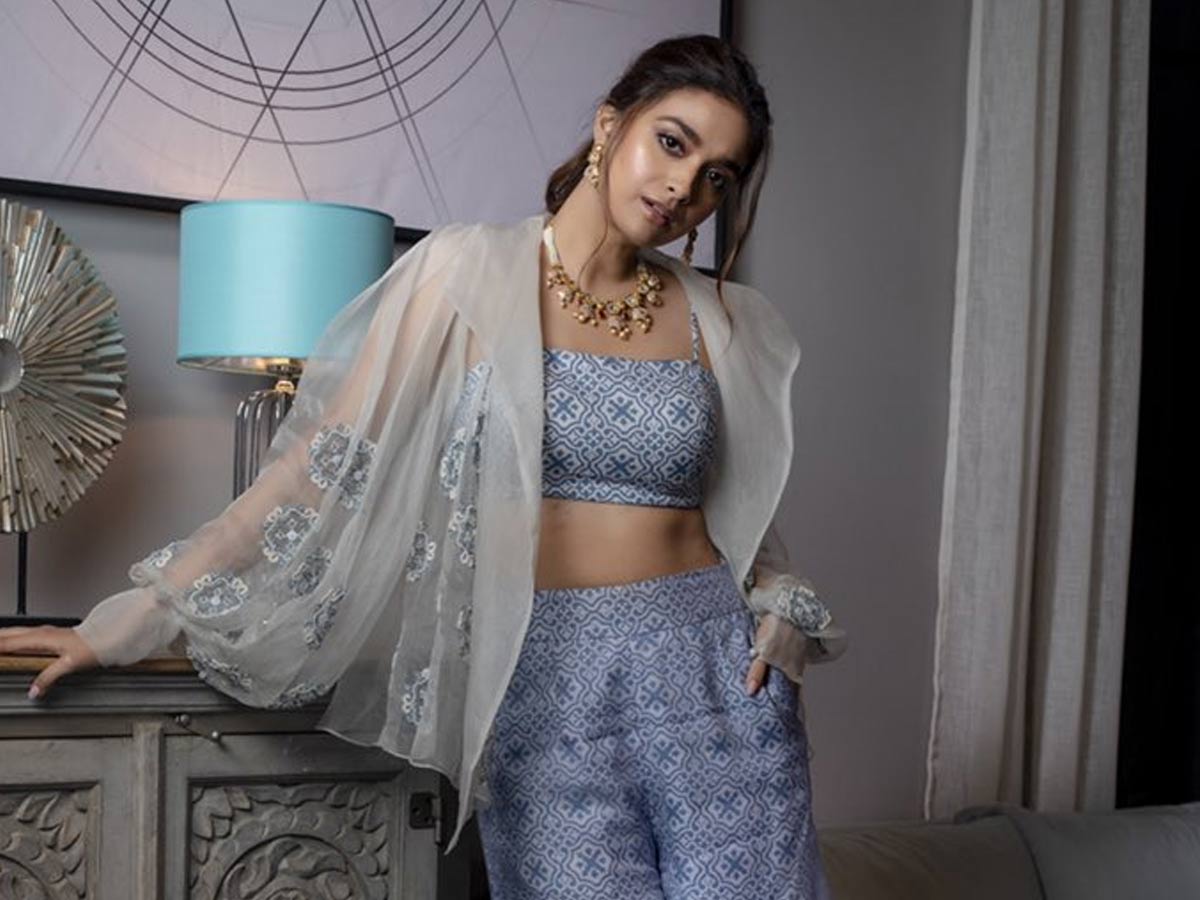 మండే బ్లూస్… కీర్తి సురేష్ గార్జియస్ పిక్స్