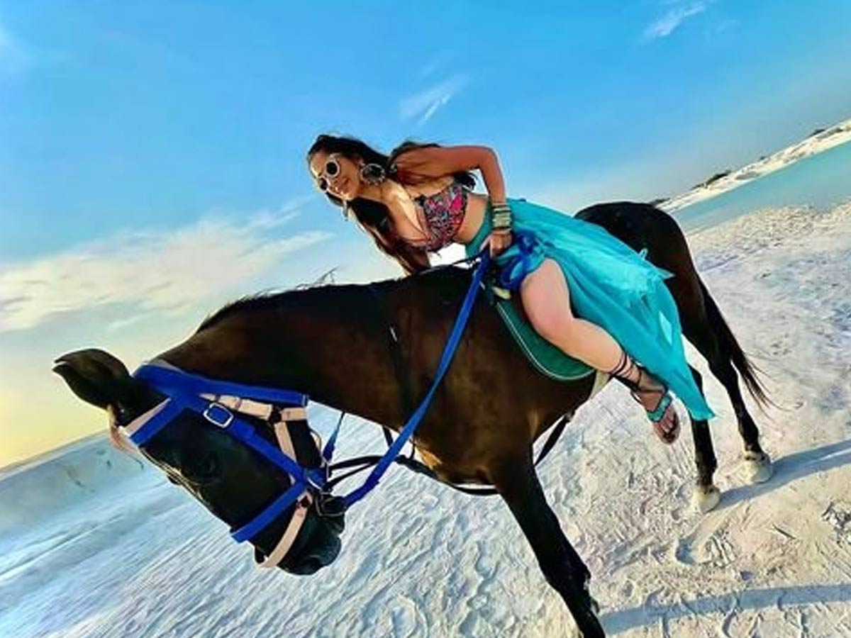 గుర్రపు స్వారీతో లక్ష్మిరాయ్‌ హాట్ స్టిల్స్