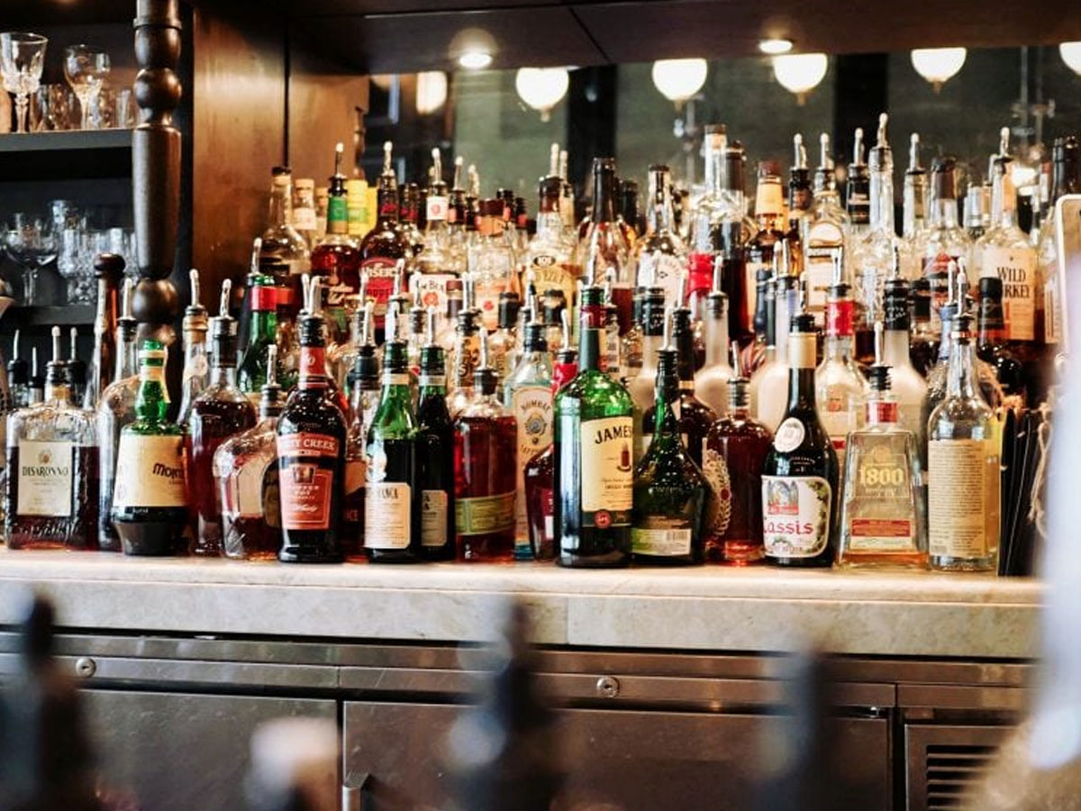 తెలంగాణలో ఊపందుకున్న మద్యం అమ్మకాలు