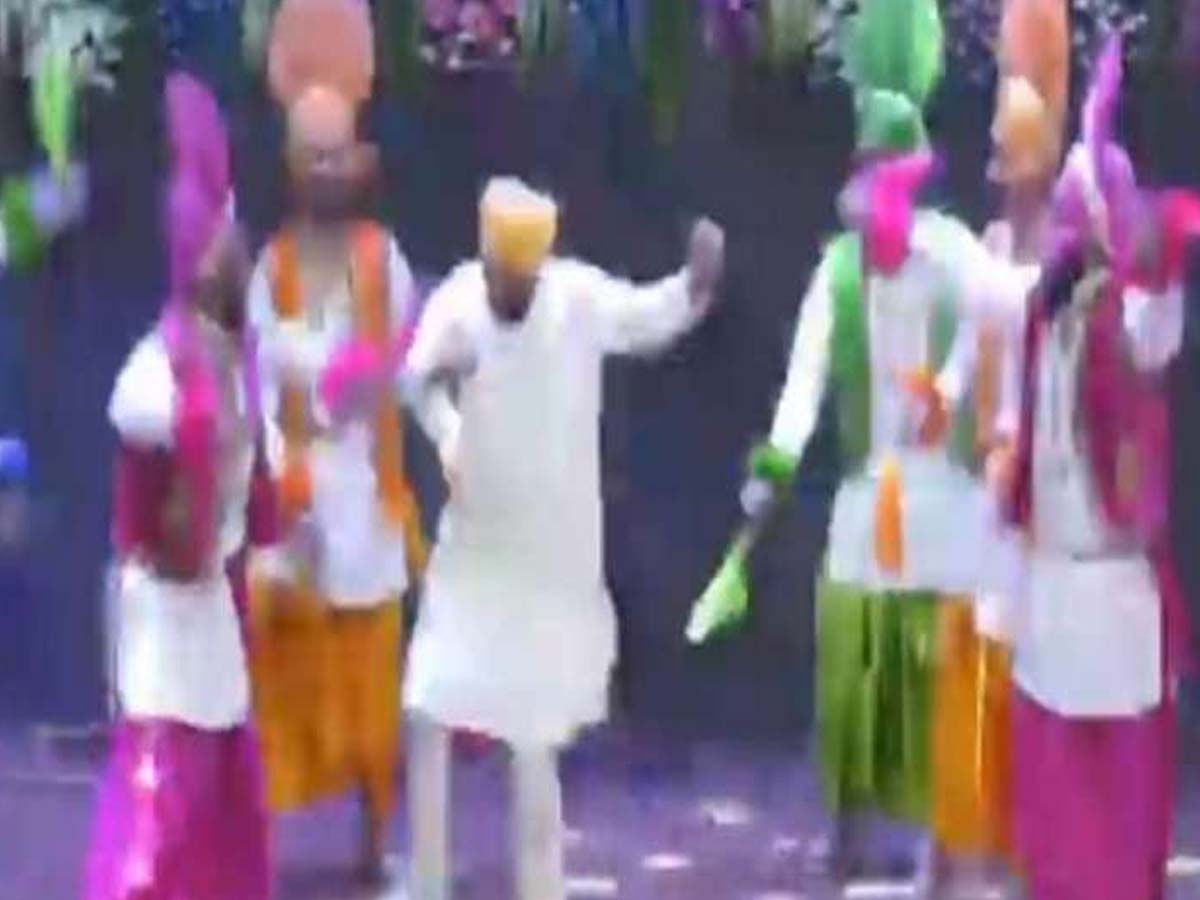 ఆ యూనివ‌ర్శిటీలో కొత్త సీఎం డ్యాన్స్‌…