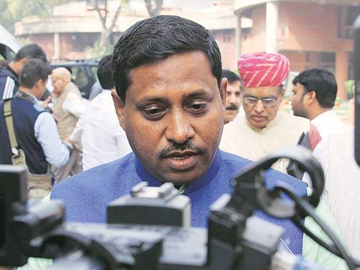 కేంద్ర మాజీ మంత్రి, బీజేపీ ఎంపీపై నాన్‌బెయిలబుల్‌ వారెంట్..