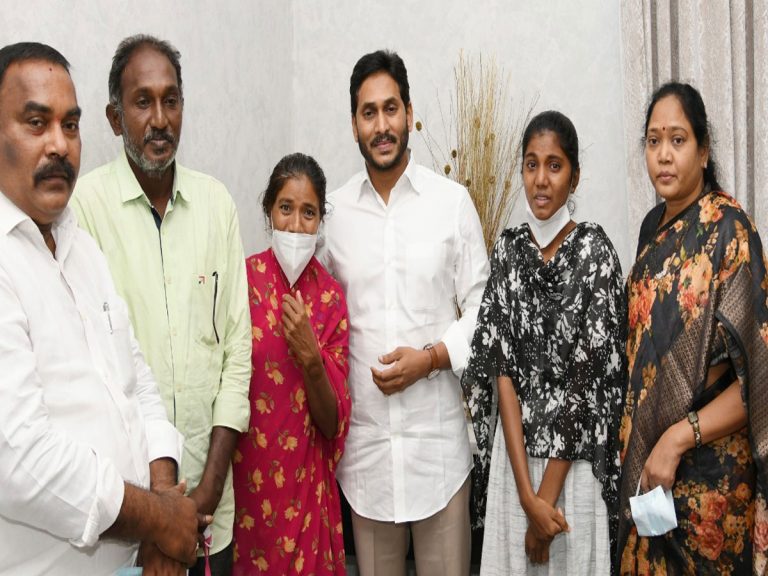 సీఎం జగన్‌ను కలిసిన రమ్య కుటుంబ సభ్యులు..