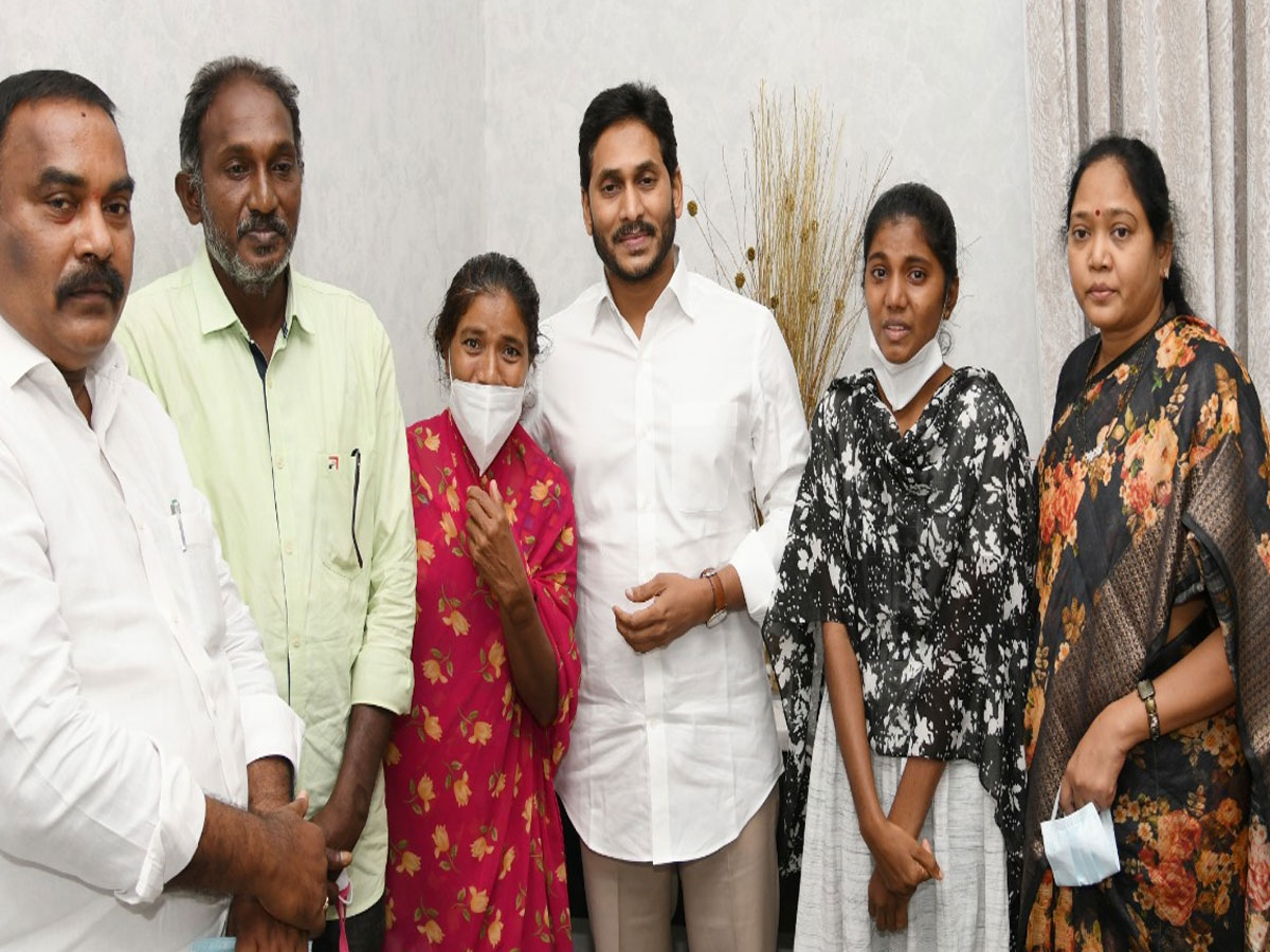 సీఎం జగన్‌ను కలిసిన రమ్య కుటుంబ సభ్యులు..