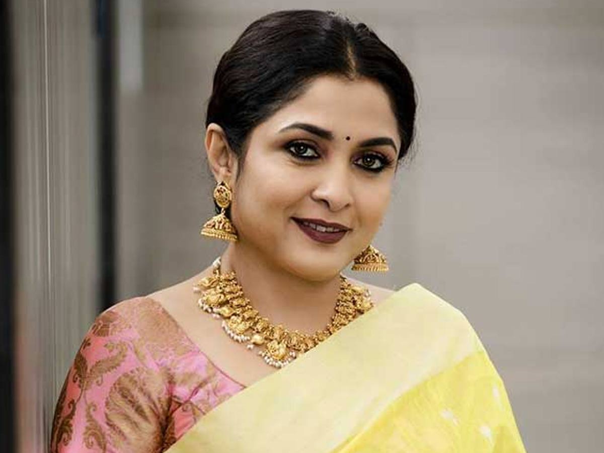 అందాల అభినేత్రి రమ్యకృష్ణ