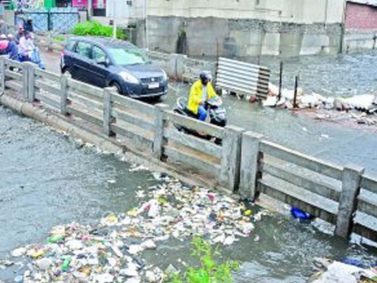 మూసారంబాగ్ వంతెన‌పై కొన‌సాగుతున్న ఆంక్షలు… వాహ‌నాల‌కు ఇక్క‌ట్లు…