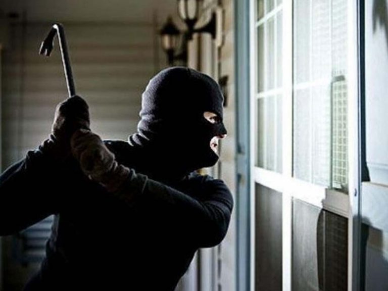 ఆ దొంగలు దొంగతనం చేసి యజమాని కాళ్లకు మొక్కార‌ట‌… ఎందుకంటే…