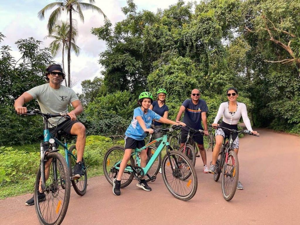 Samantha’s Cycling Session With Her Friends