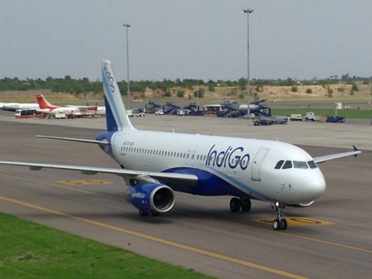 శంషాబాద్ లో విమానం అత్యవసర ల్యాండింగ్… కారణమేంటంటే..?