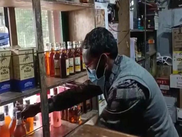 వ్యాక్సిన్ తీసుకున్న వారికే అక్క‌డ మ‌ద్యం…