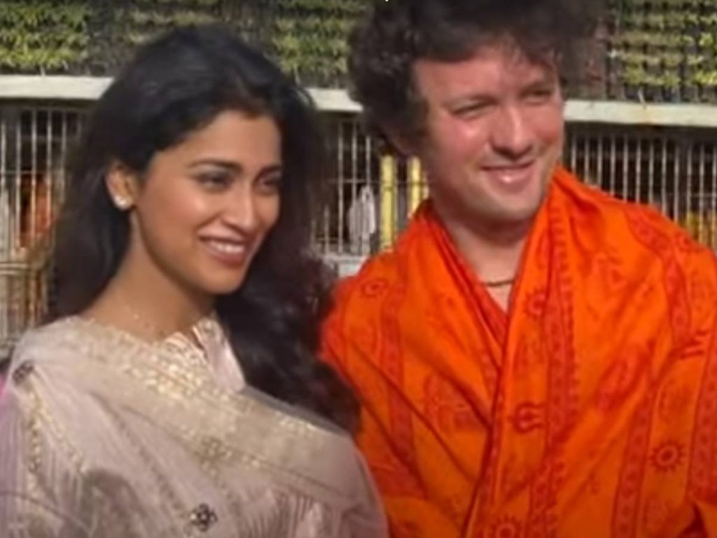 Shriya Saran visits tirumala along with husband