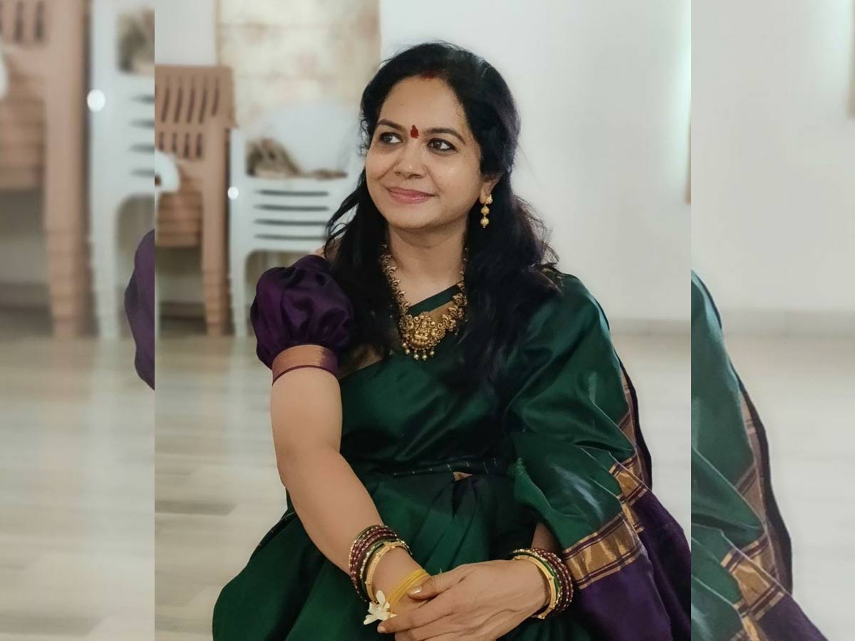 న్యూ స్టిల్స్: మరింత సొగసుగా మారిన సింగర్ సునీత