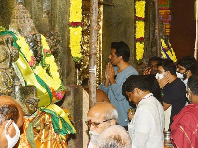 విజయవాడ దుర్గమ్మను దర్శించిన సోనూసూద్