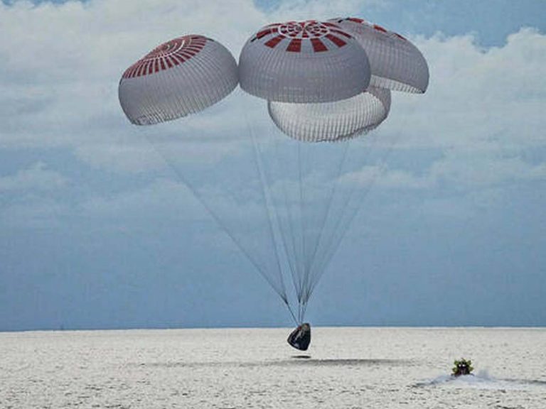 సురక్షితంగా ల్యాండైన అంత‌రిక్ష ప‌ర్యాట‌కులు….